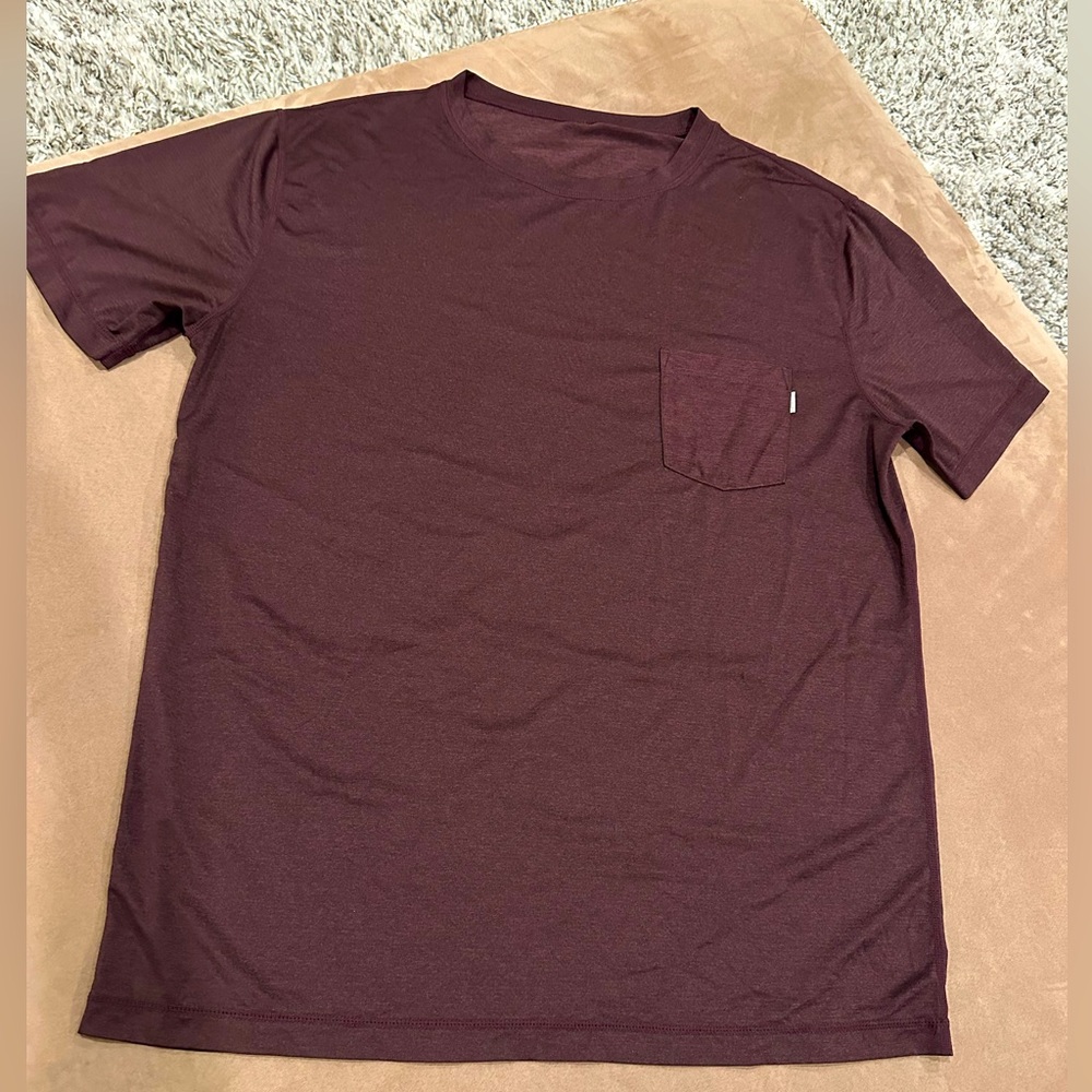 Vuori Men’s Strato Tech Tee oxblood